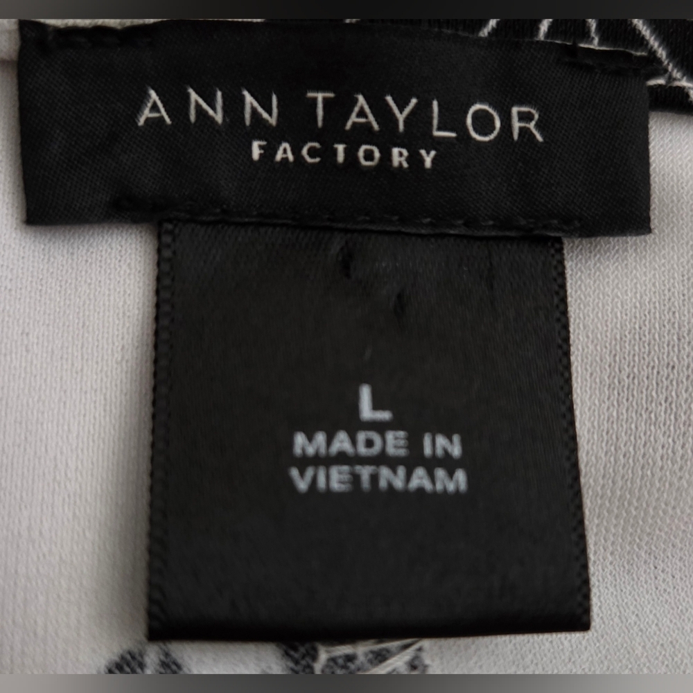 Ann Taylor Factory White Blouse with Blue Floral Print Size L - Picture 13 of 13